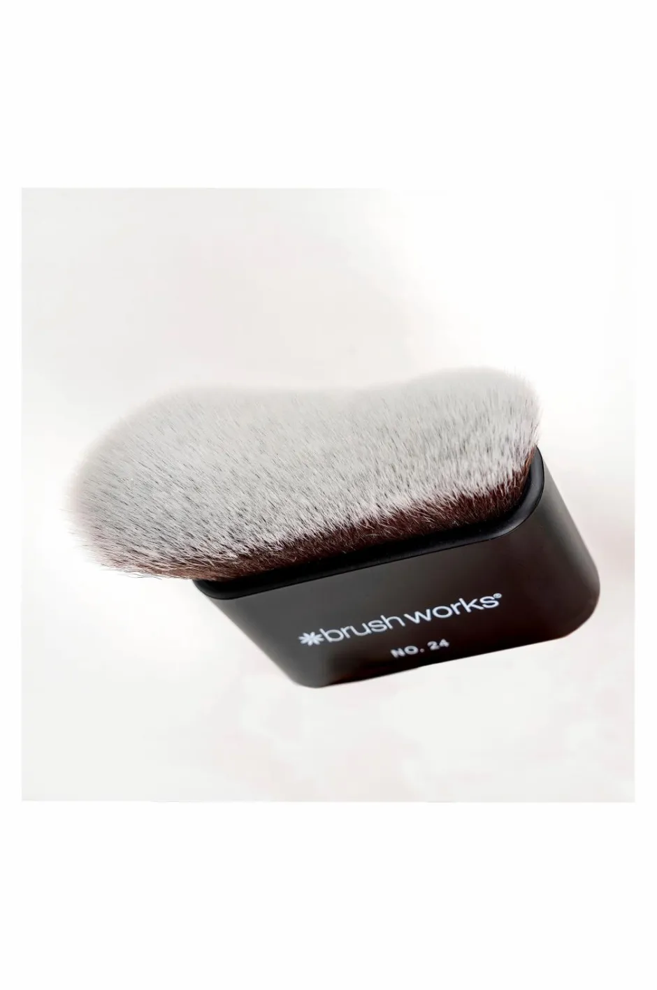Brushworks No. 24 Blending Face & Body Brush^ Makeupbørster