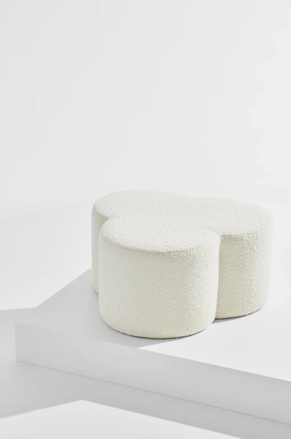 Outlet Bodhi puf i bouclé ø 70 cm Puffer & Fodskamler