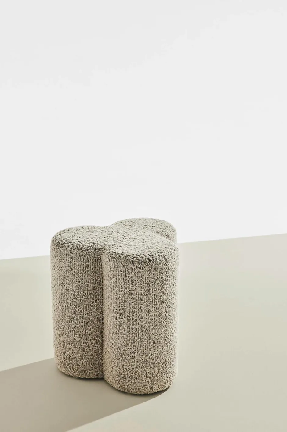 Pastill Bodhi puf i bouclé ø 40 cm^ Puffer & Fodskamler