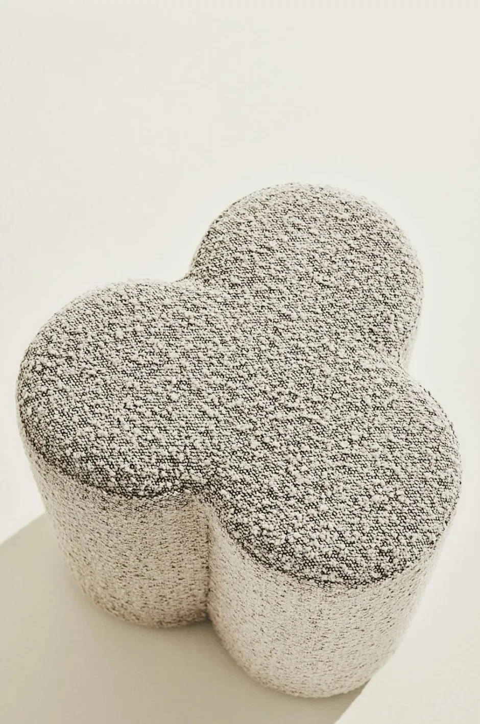 Pastill Bodhi puf i bouclé ø 40 cm^ Puffer & Fodskamler