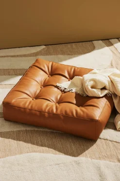 Clearance Luca gulvpude i vegansk læder 64x64x15 cm Puffer & Fodskamler