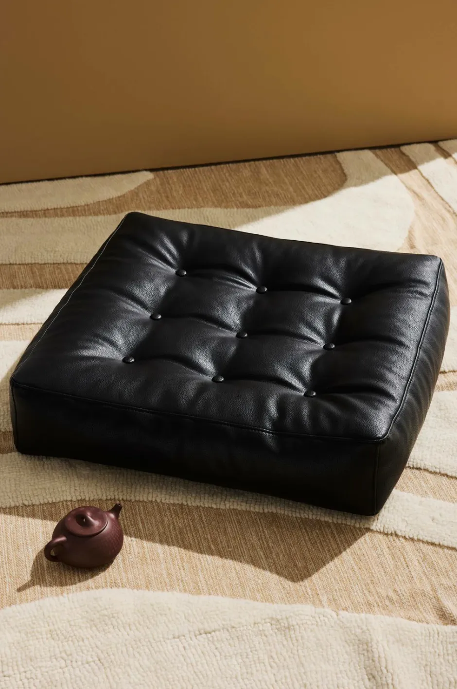 Discount Luca gulvpude i vegansk læder 64x64x15 cm Puffer & Fodskamler