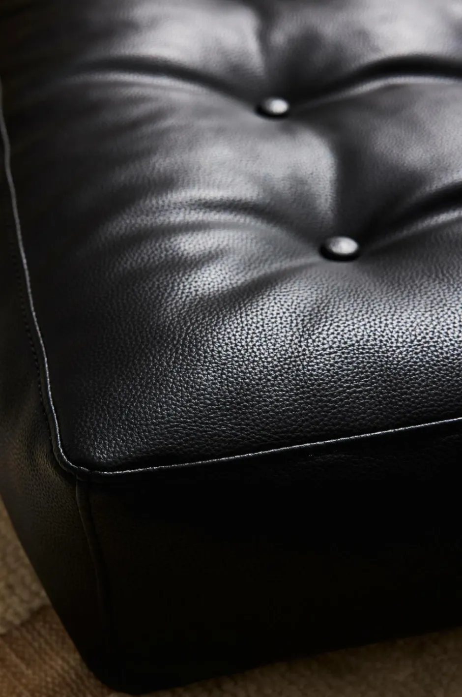 Discount Luca gulvpude i vegansk læder 64x64x15 cm Puffer & Fodskamler