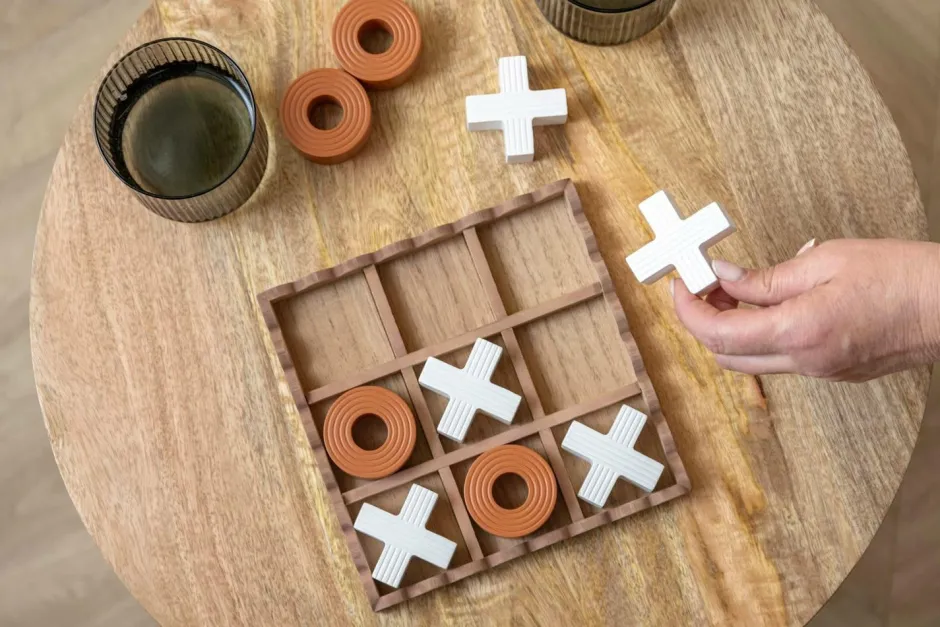 Present Time Tic Tac Toe^ Pynteting
